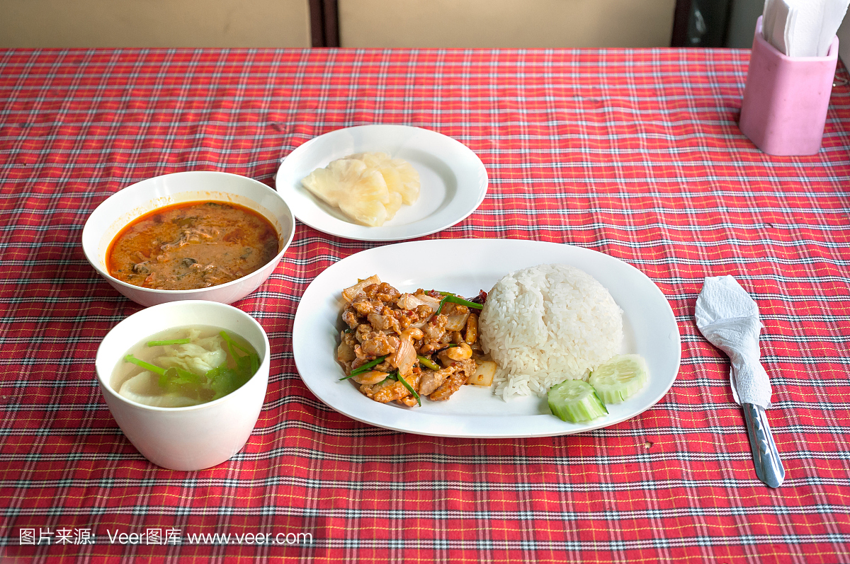 在泰国清迈到曼谷火车上搭饭