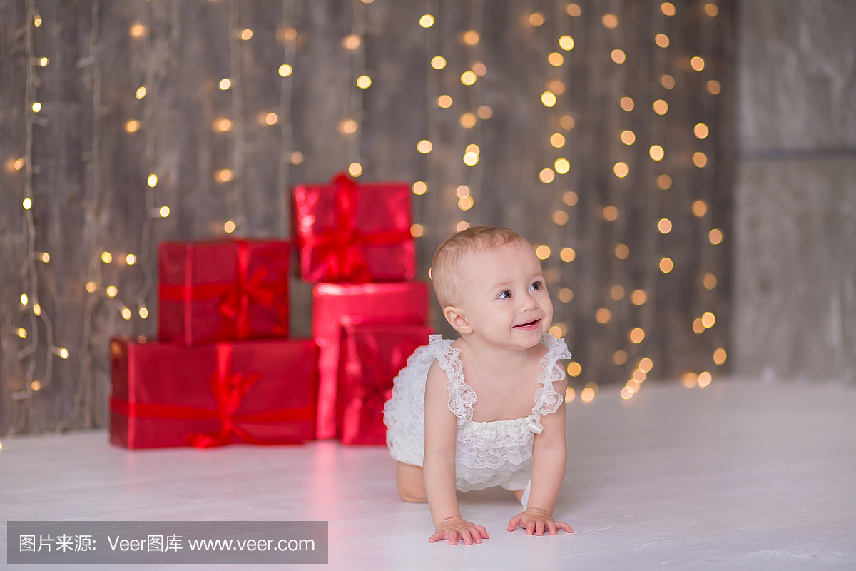 岁,坐在地板上与粉红色的气球在白色的房间。