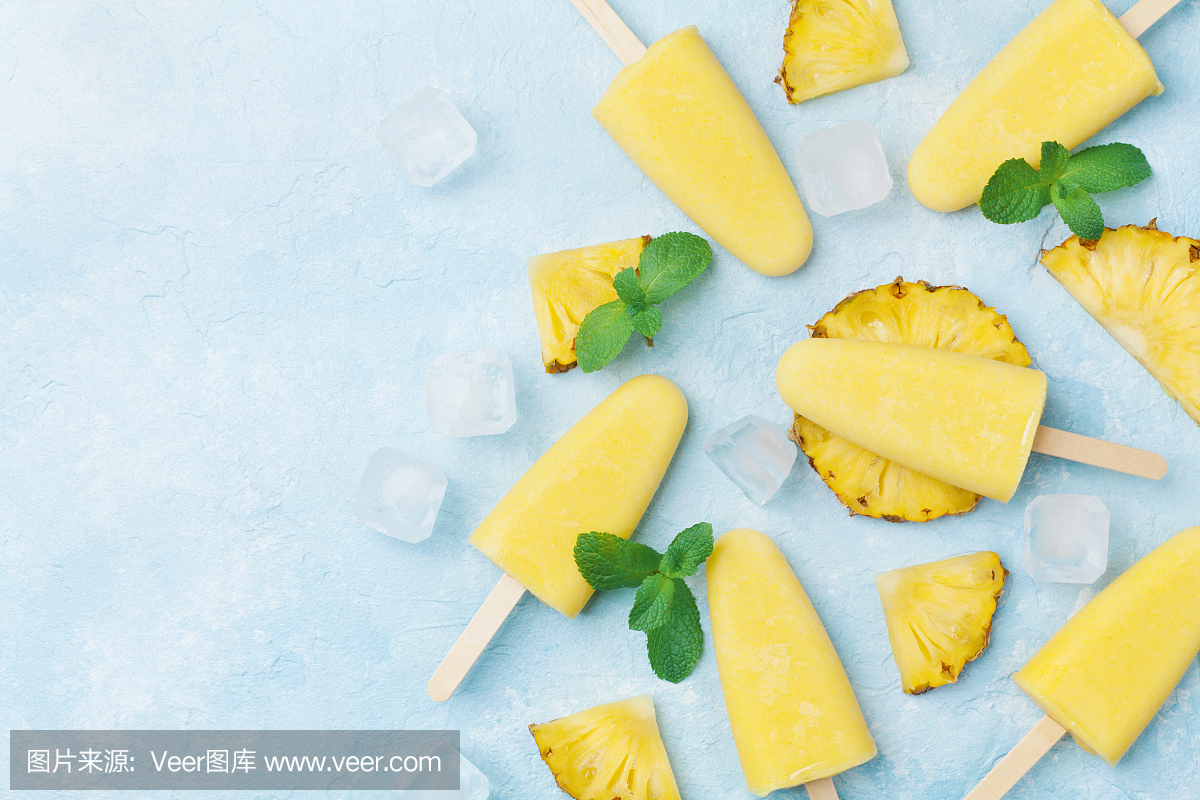 菠萝冰棍或自制冰淇淋的顶视图。夏天清爽的食