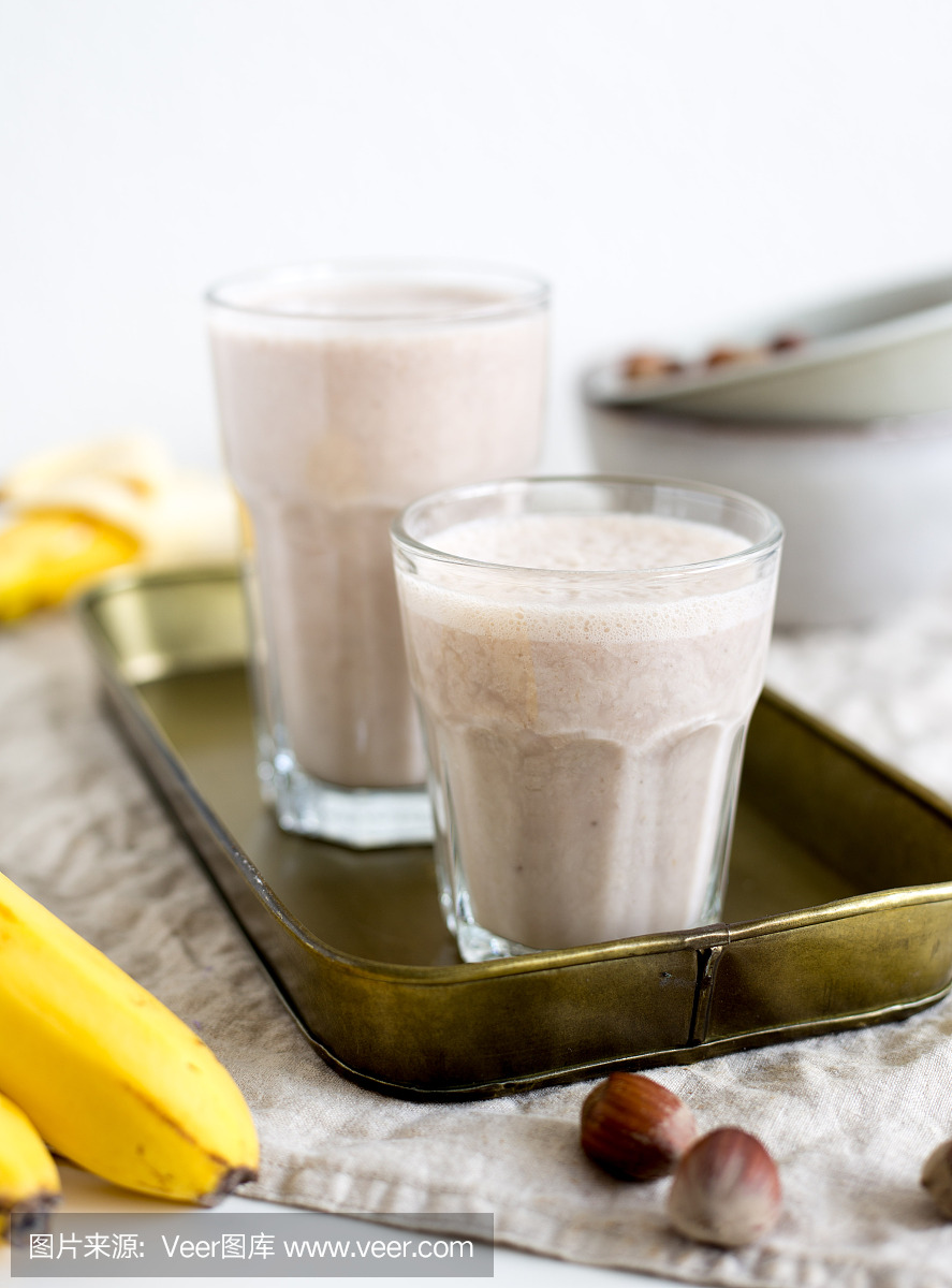 香蕉奶昔用榛子牛奶。素食食品概念