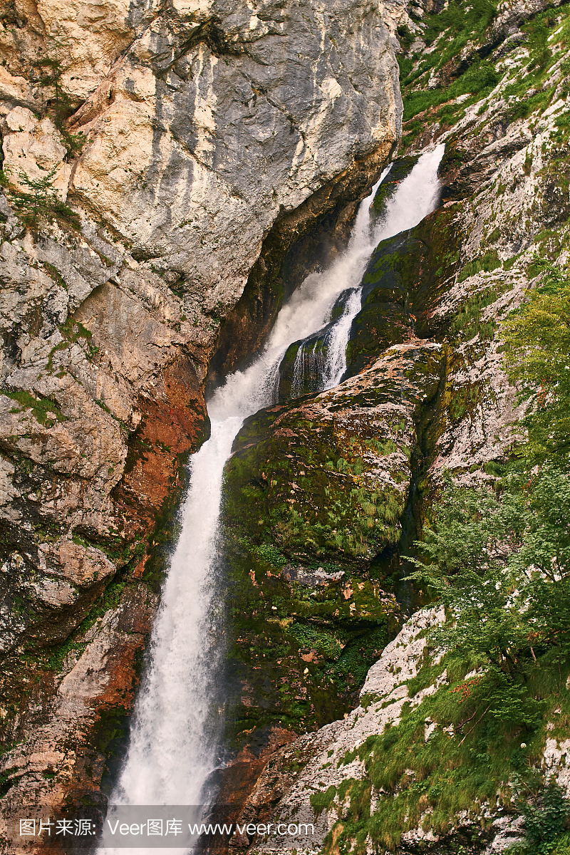 斯洛文尼亚渤兴湖附近特里格拉夫国家公园的瀑