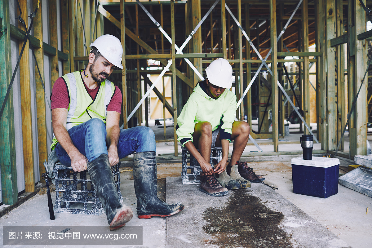 澳大利亚的建筑工人在建筑工地工作和做任务。