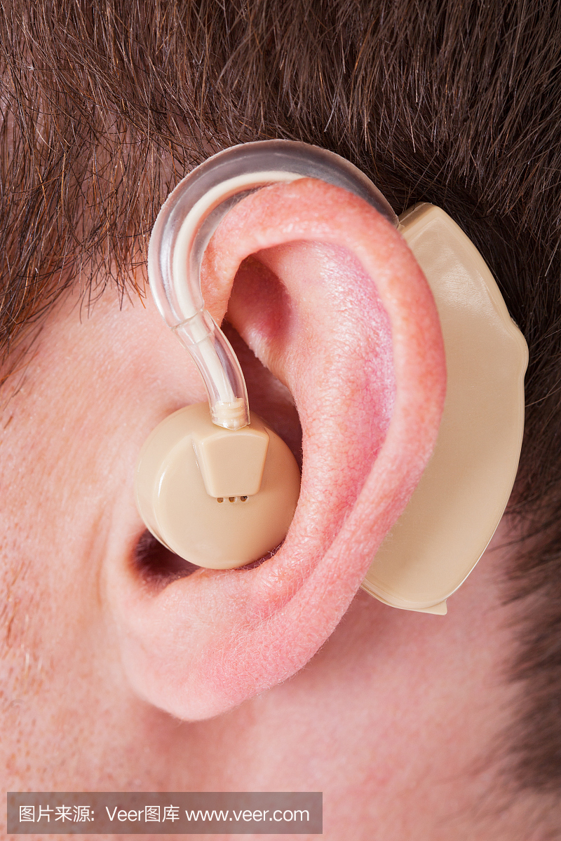 助听器在人的耳朵