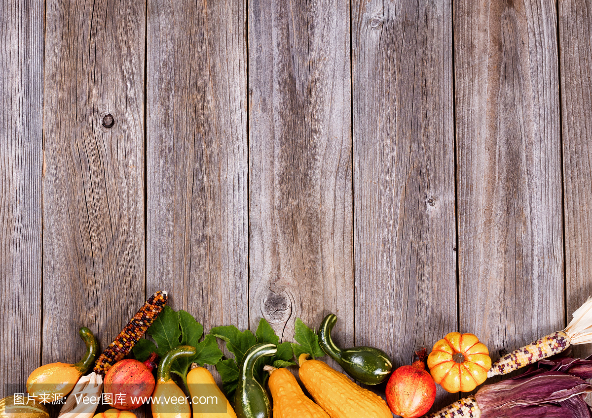 混合的季节性秋季蔬菜在乡村木板上