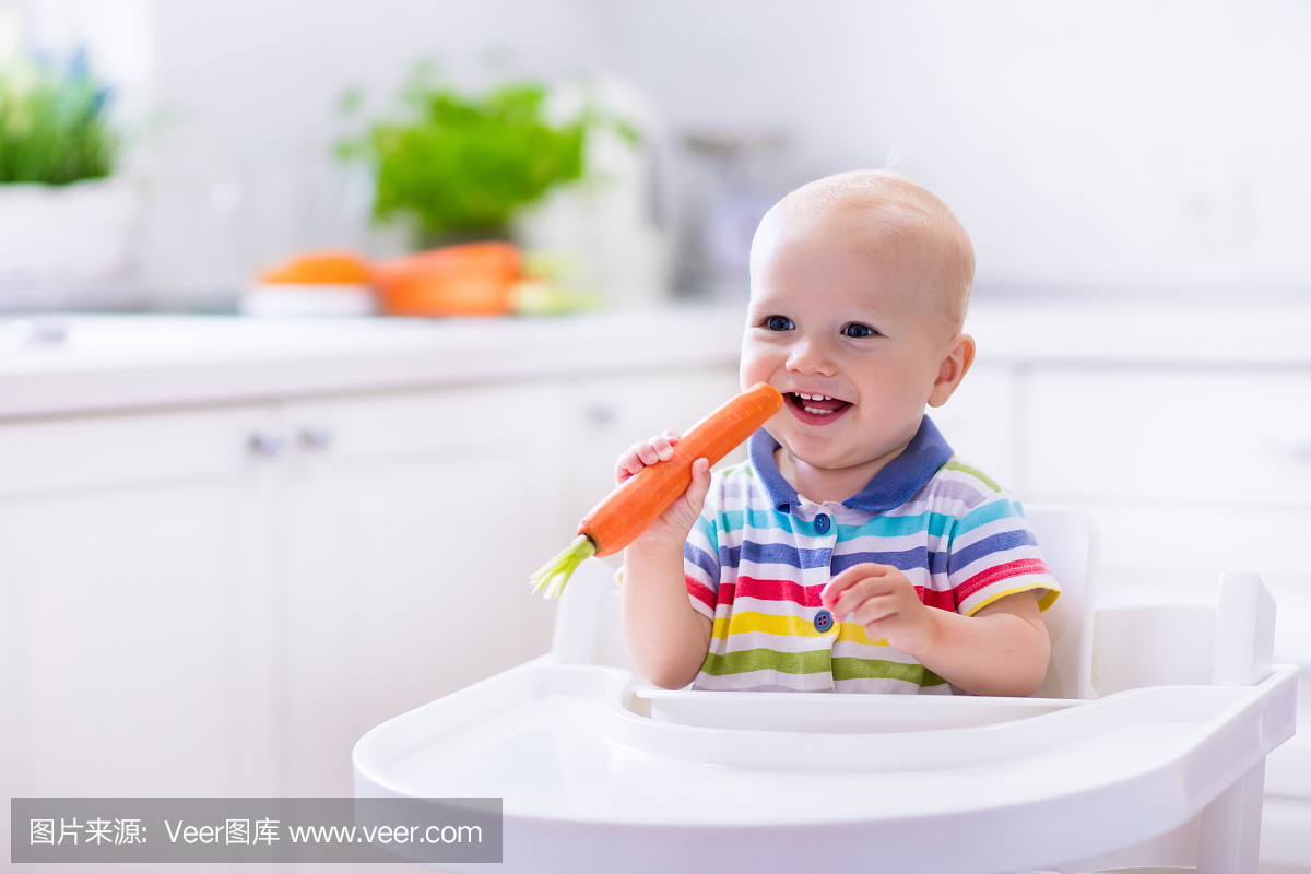 甜美的小宝宝吃胡萝卜