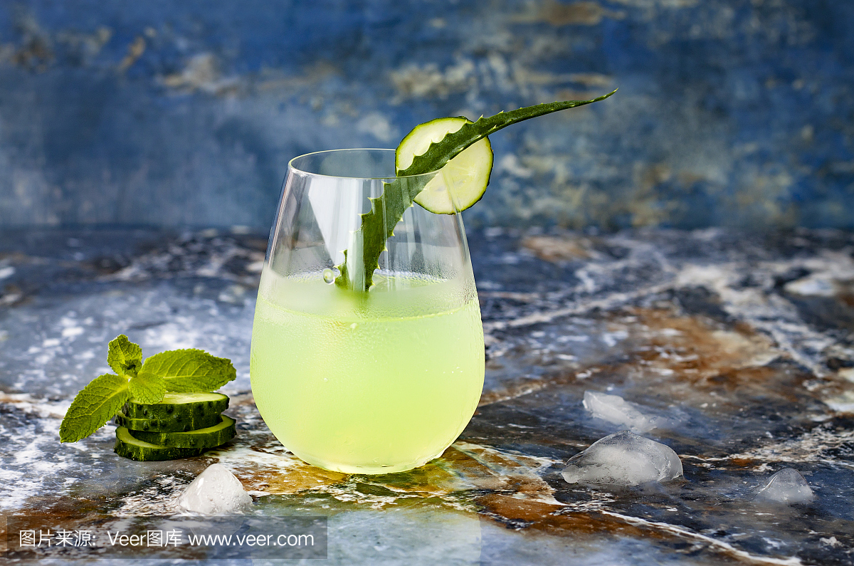 闪亮的黄瓜薄荷杜松子酒和芦荟维生素
