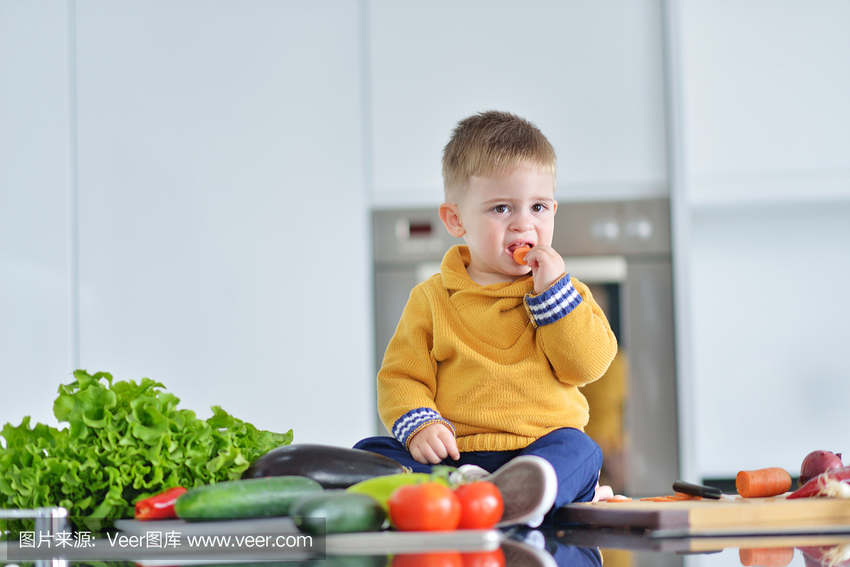 小孩在厨房吃健康蔬菜
