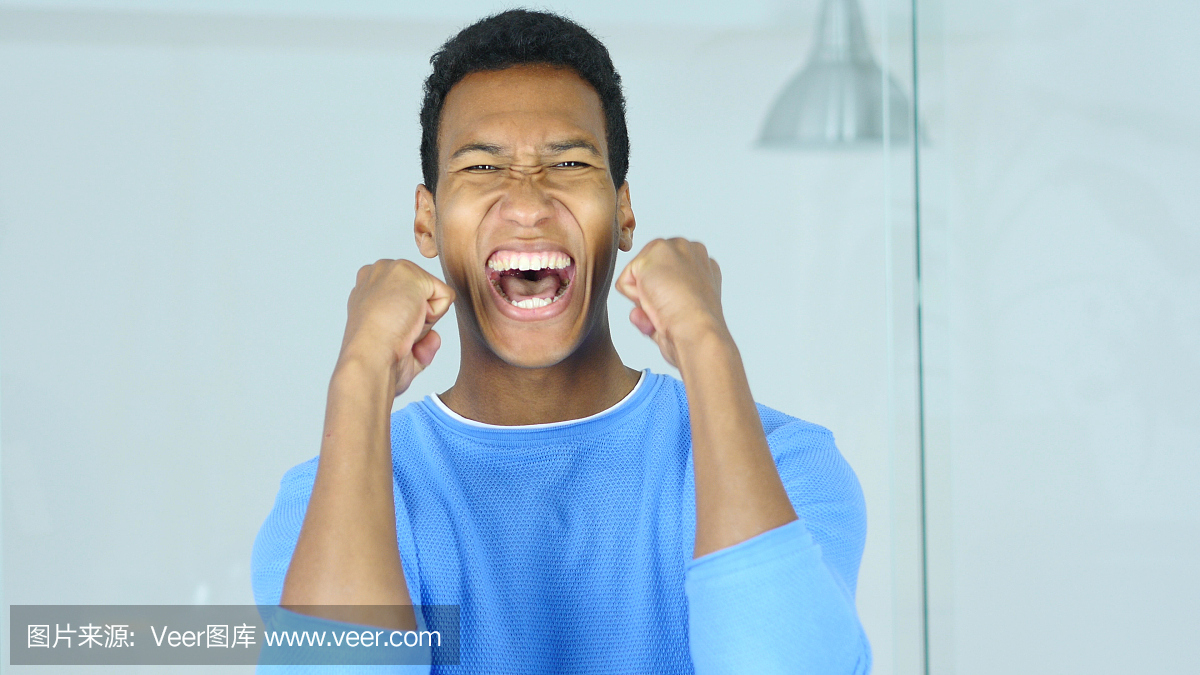 在他的办公室庆祝成功的非裔美国人