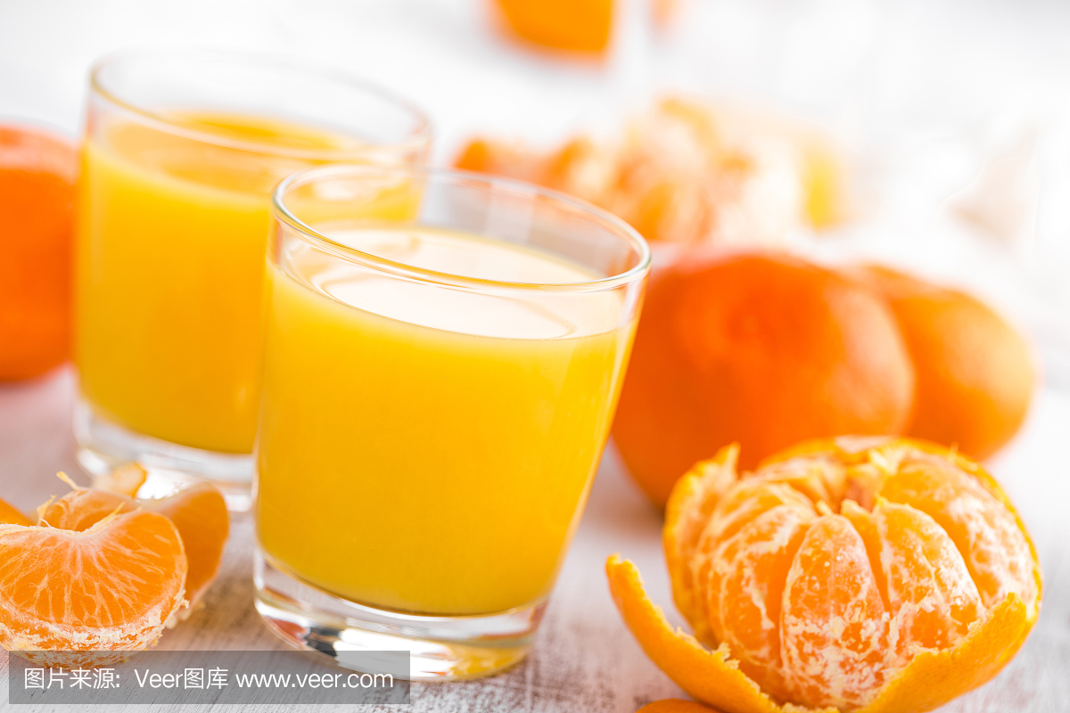 桔子,去皮橘子和橘子汁在玻璃。柑橘汁。