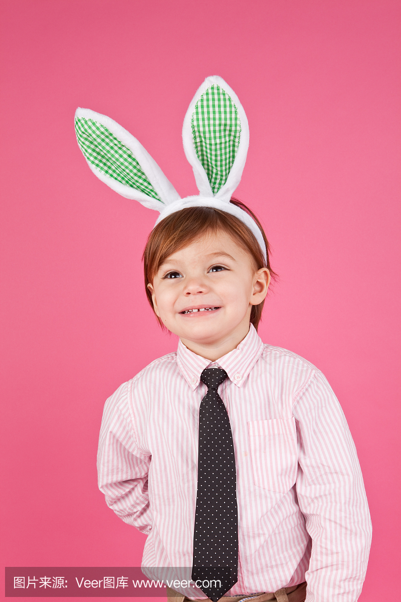 可爱的男孩穿兔子耳朵