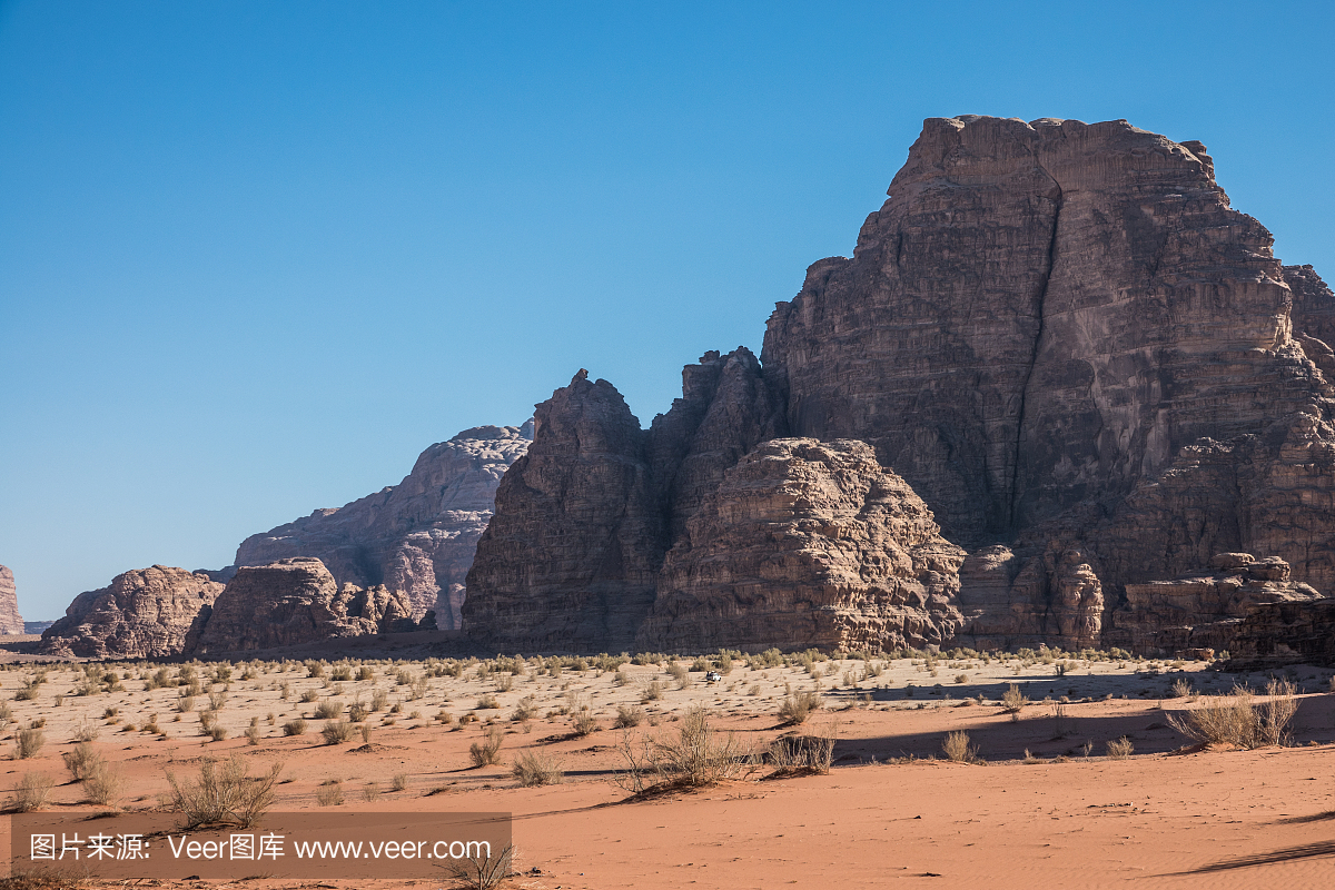 岩石和沙子在瓦地伦沙漠中