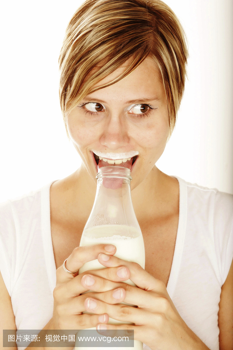 一瓶牛奶和牛奶胡子的女人