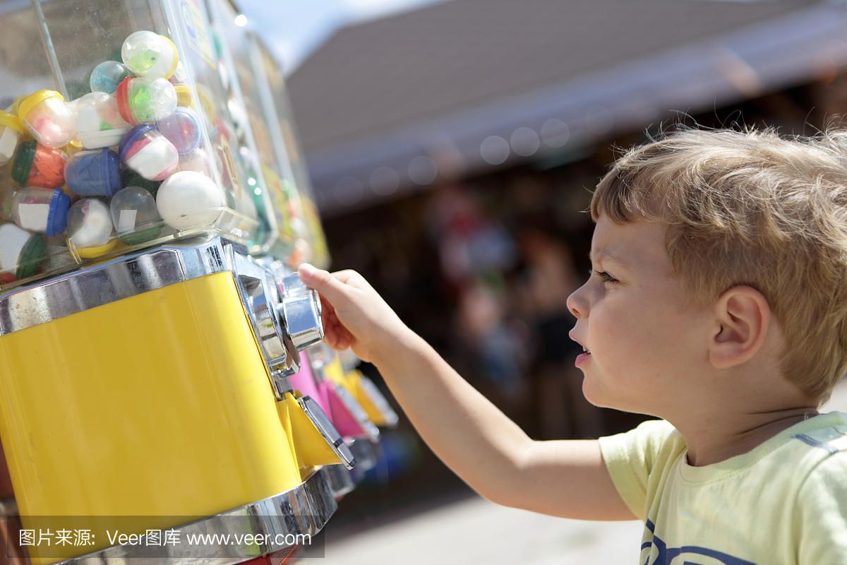 孩子使用自动贩卖机玩具