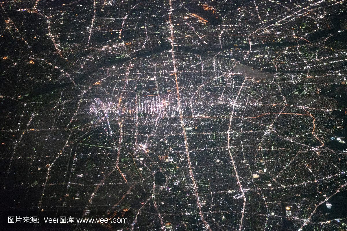 日本爱知县名古屋市的中心从飞机的夜间时间鸟