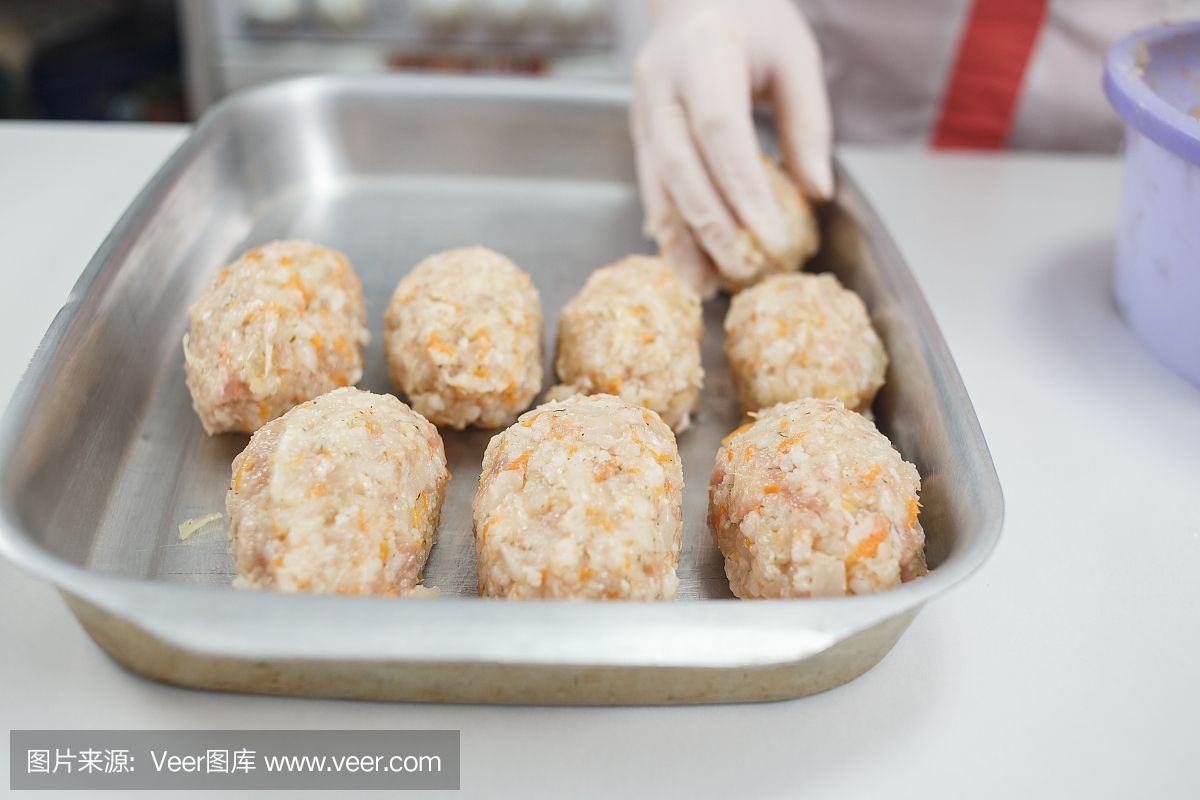 女手做肉丸或懒白菜卷生肉末