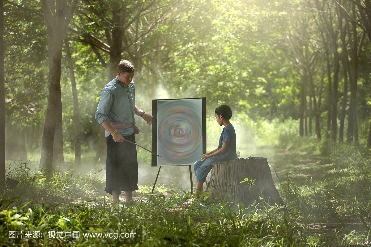 法语老师帮助学生学习英语