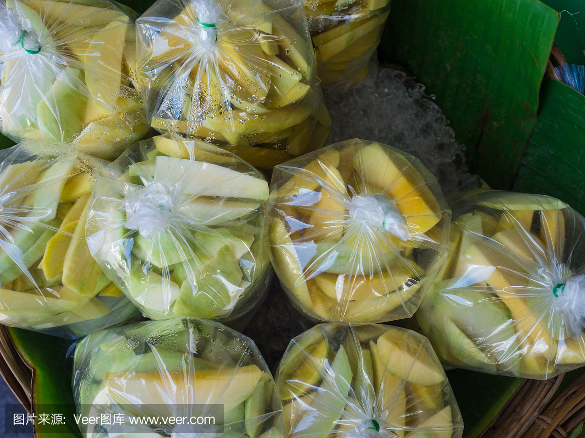 新鲜芒果在市场上销售。