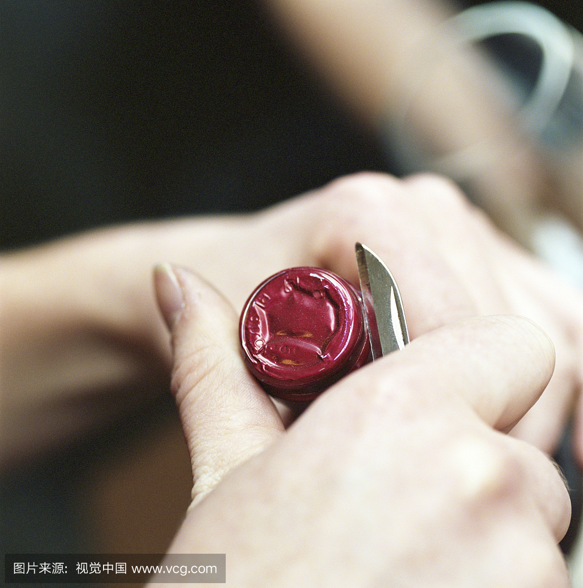 女人开红酒瓶