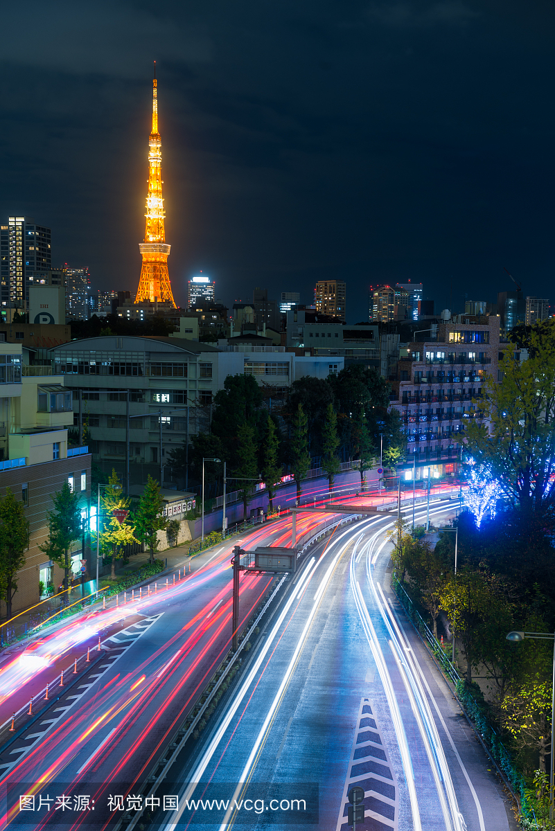 晚上在东京塔的交通灯条纹
