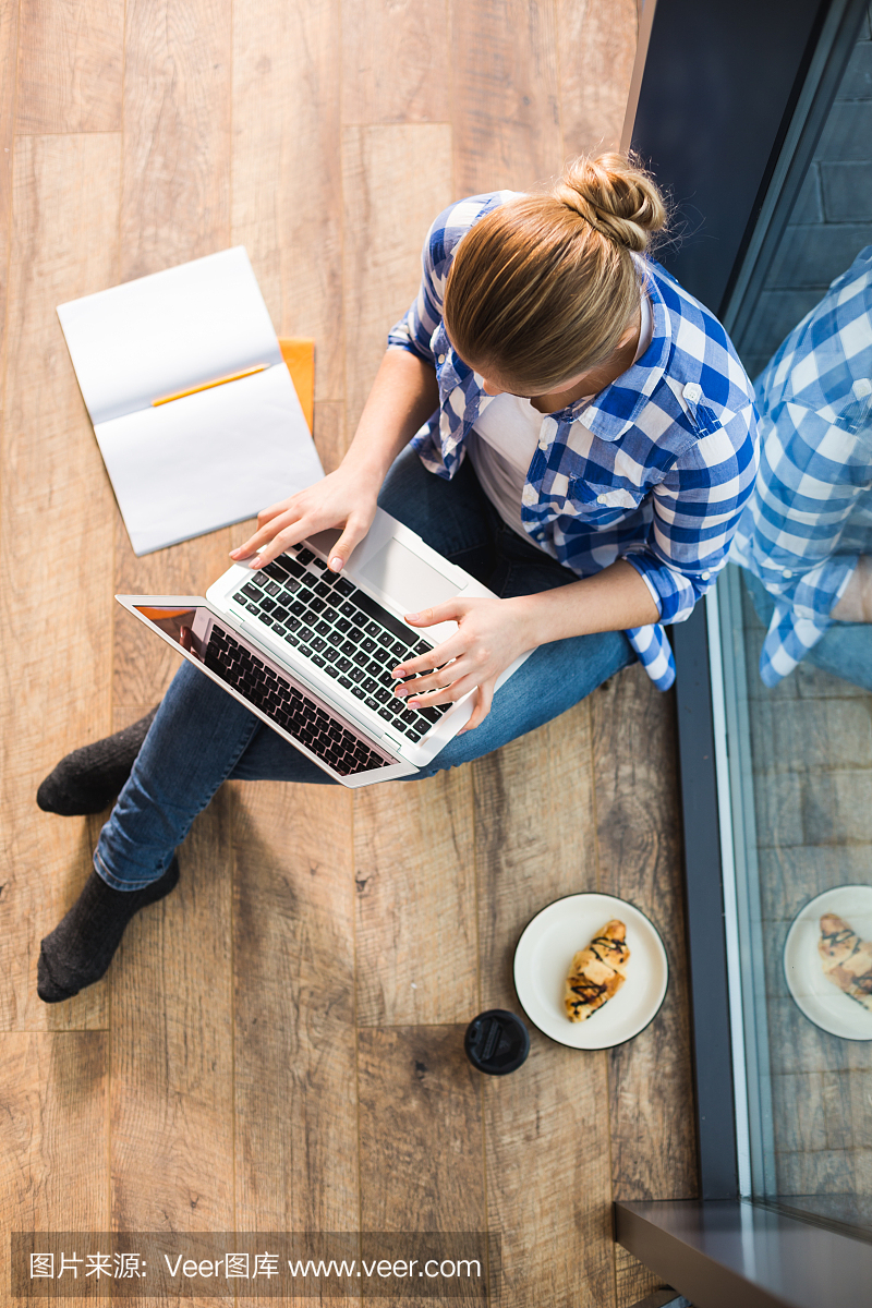 好努力工作的女人的顶视图