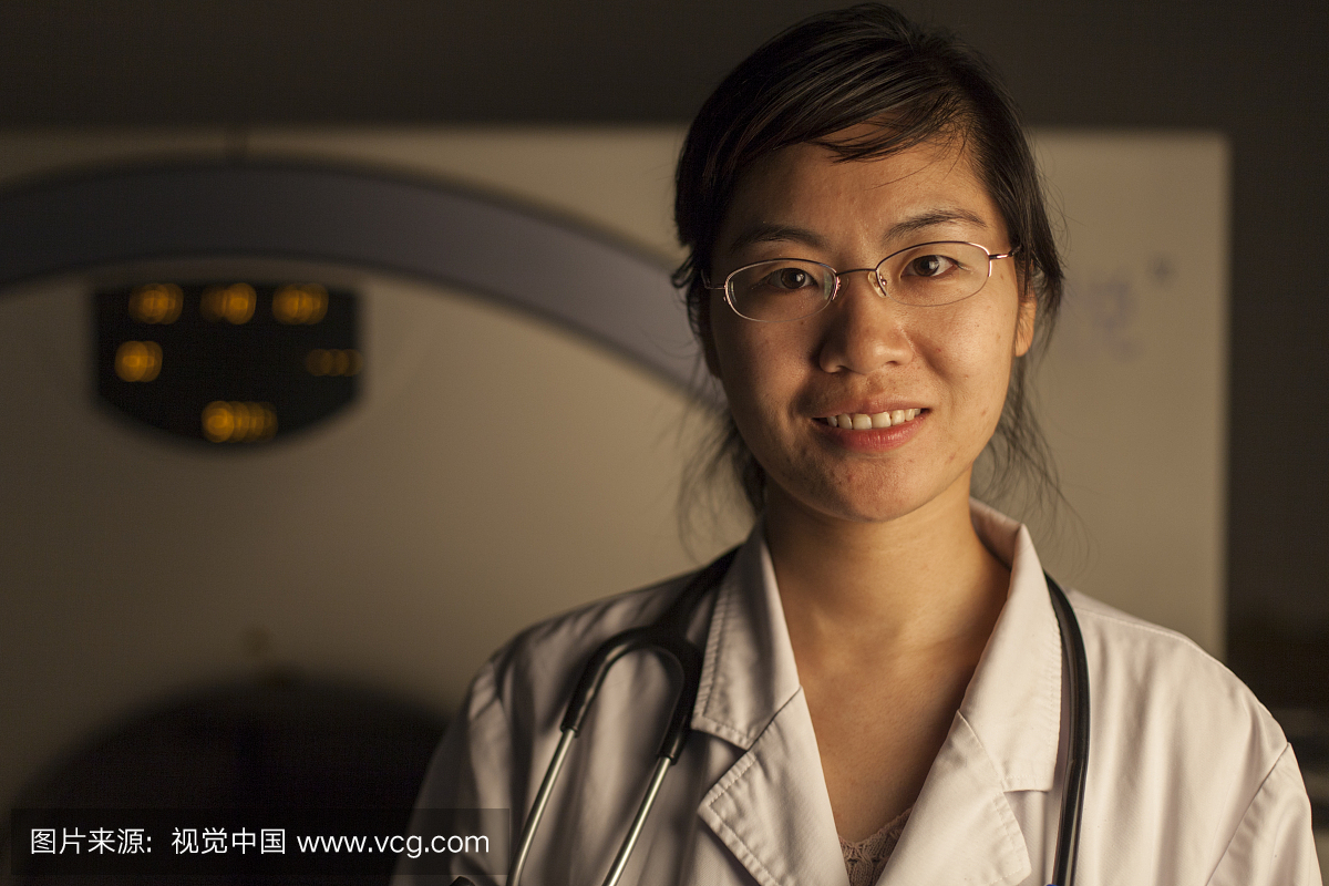 妇科医生在CT室