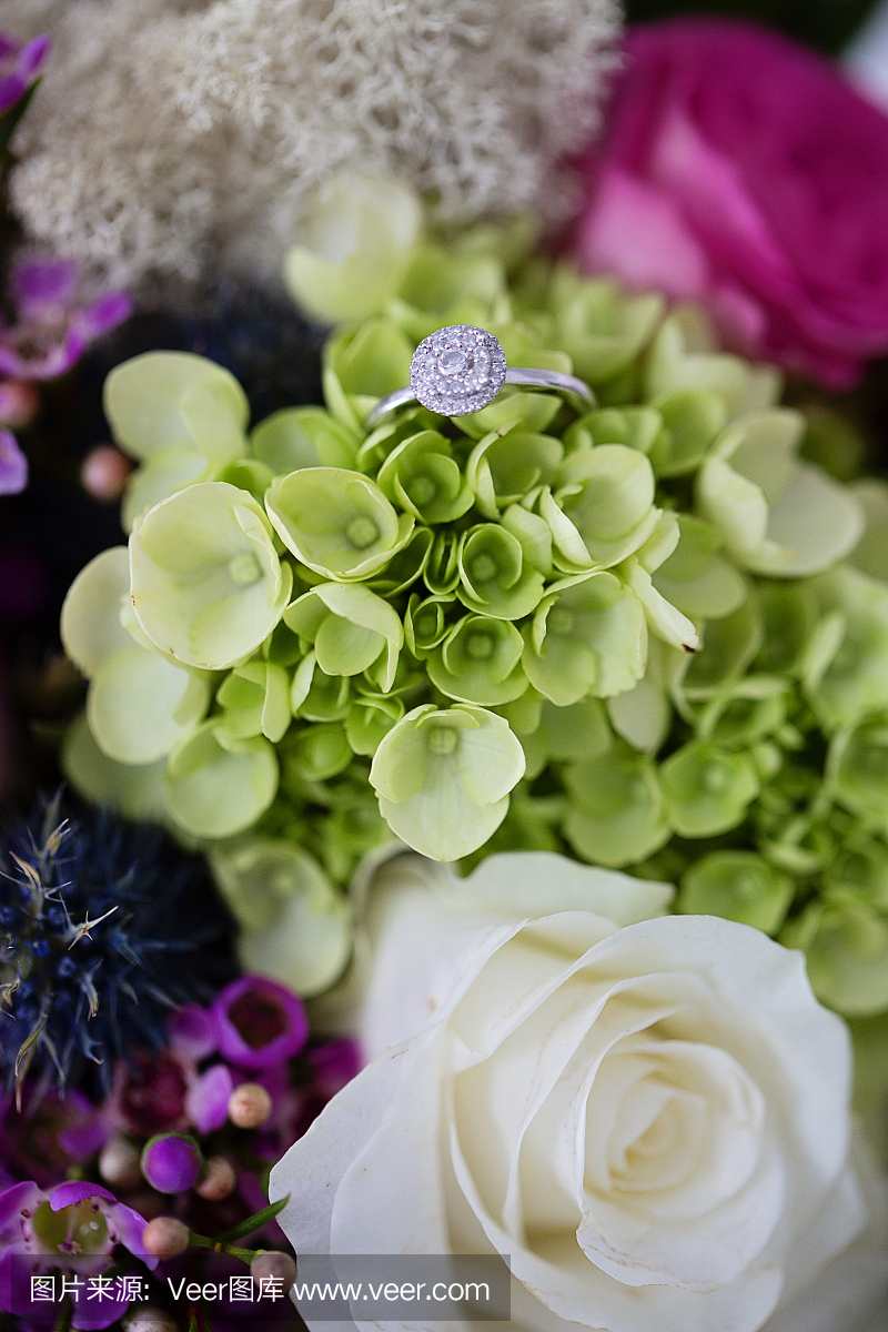 订婚戒指在一个美丽的花束。