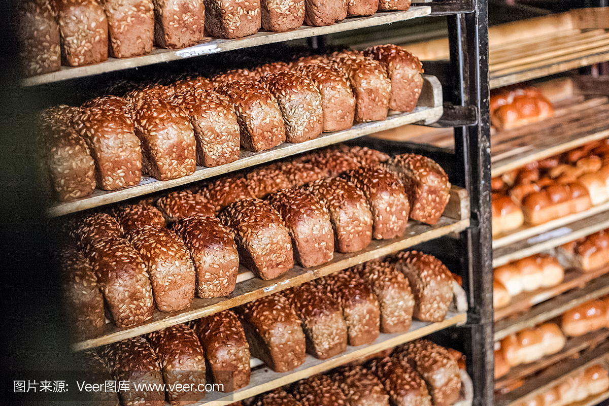 在面包厂的架子上的面包