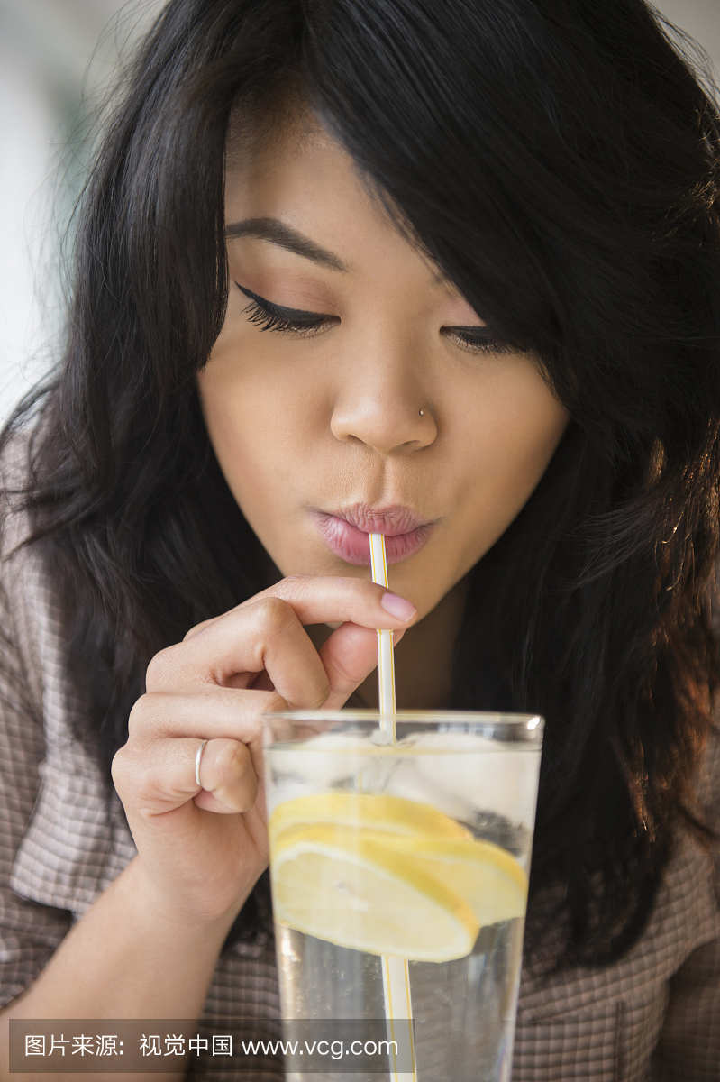 太平洋岛民喝柠檬水的女人