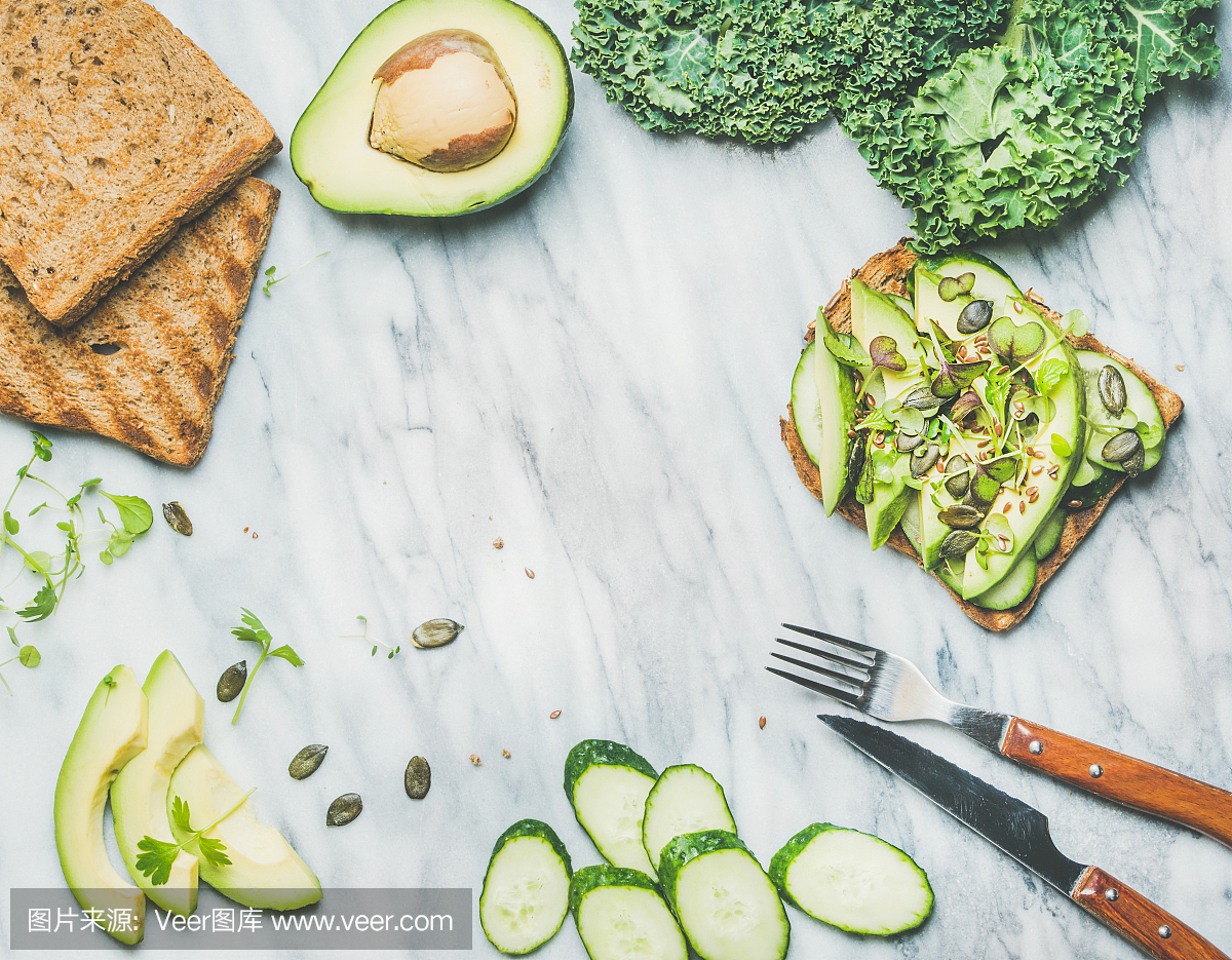 牛油果,黄瓜,羽衣甘蓝,克雷斯芽菜,南瓜籽三明治