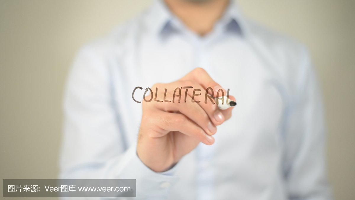 抵押品,在透明屏幕上写字的人