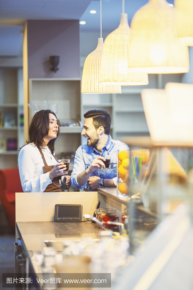 友好的女服务员与她的客户打交道