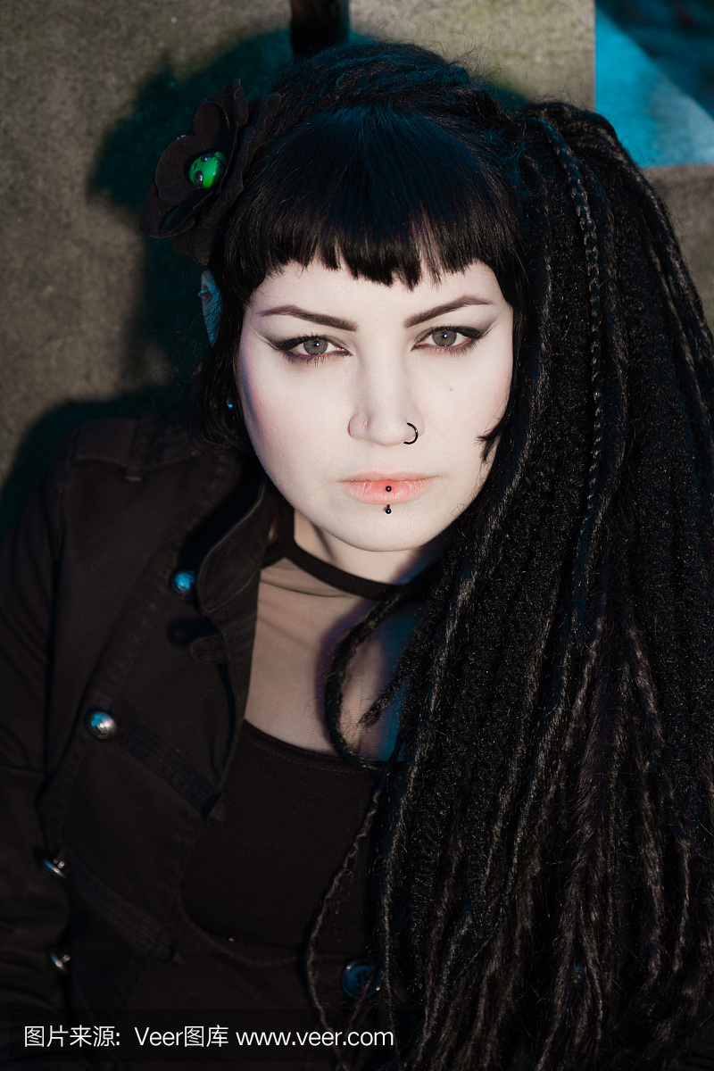 在公墓的哥特式女孩。