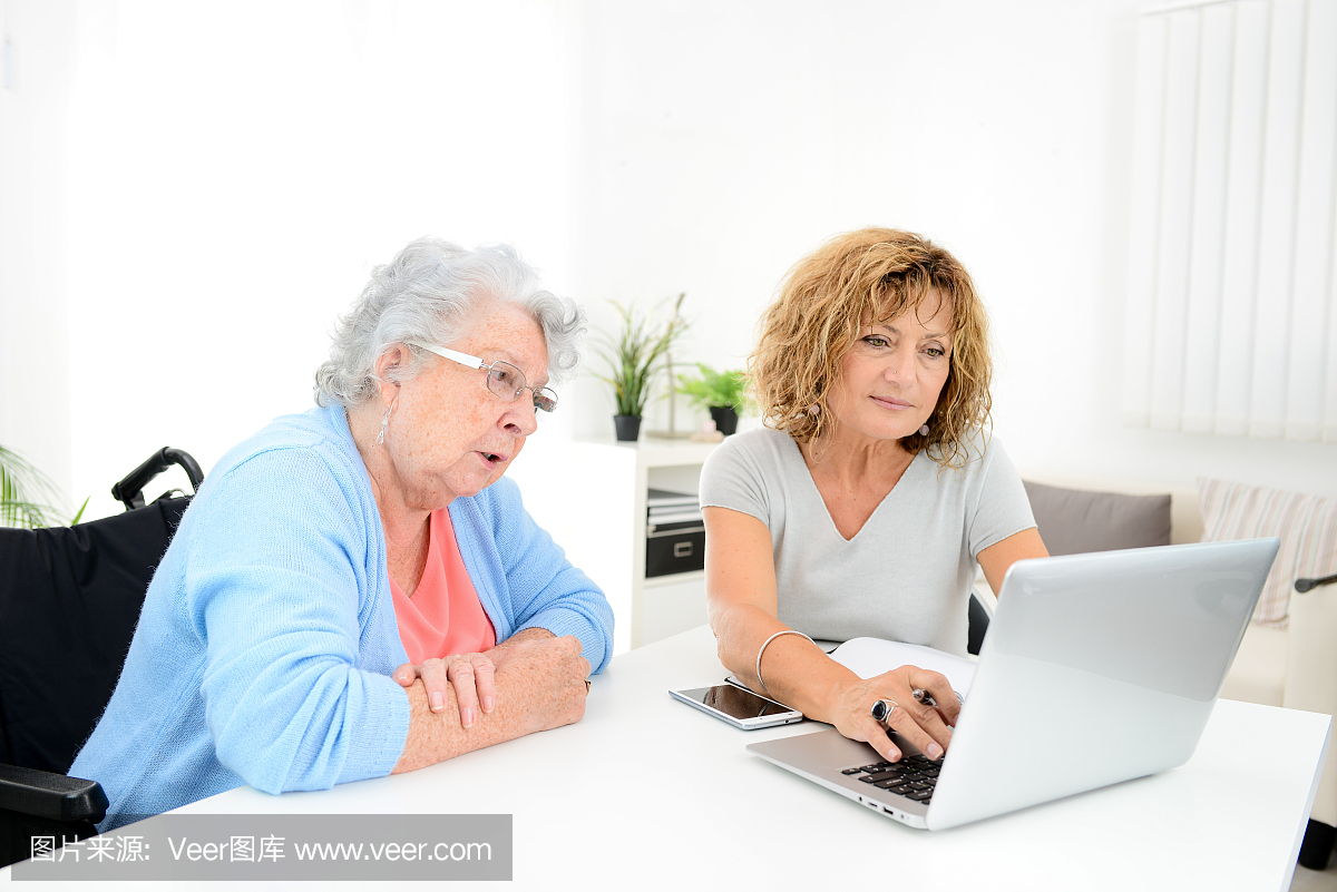 老年高级女性与行政程序和文书工作在互联网与