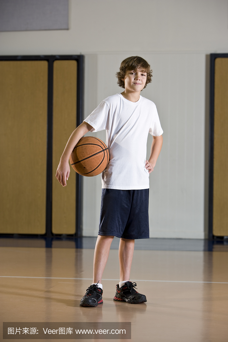 男孩在学校健身房举行篮球