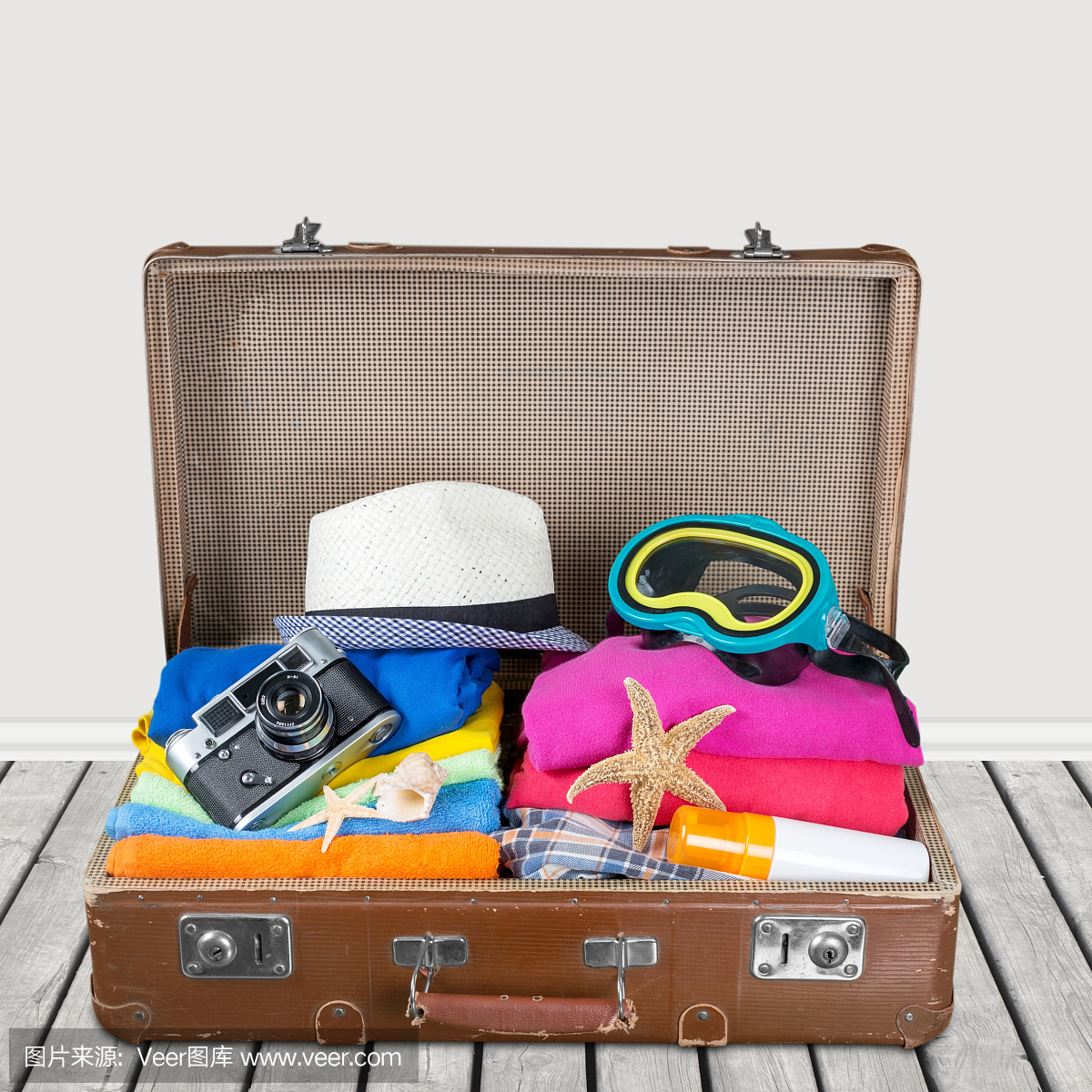 旅游袋与丰富多彩的夏天图标和符号在脏话
