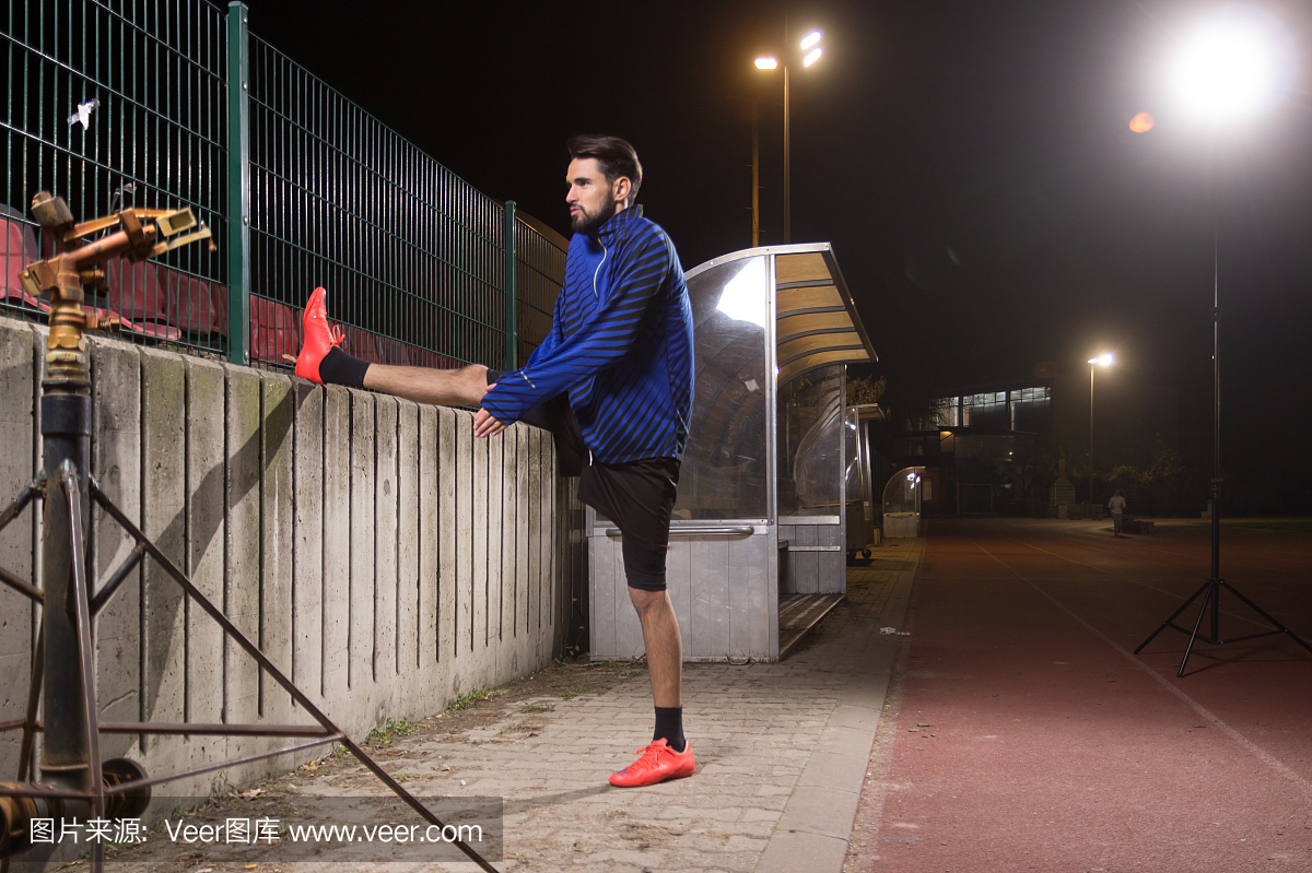 运动员寒冷的冬天的夜晚