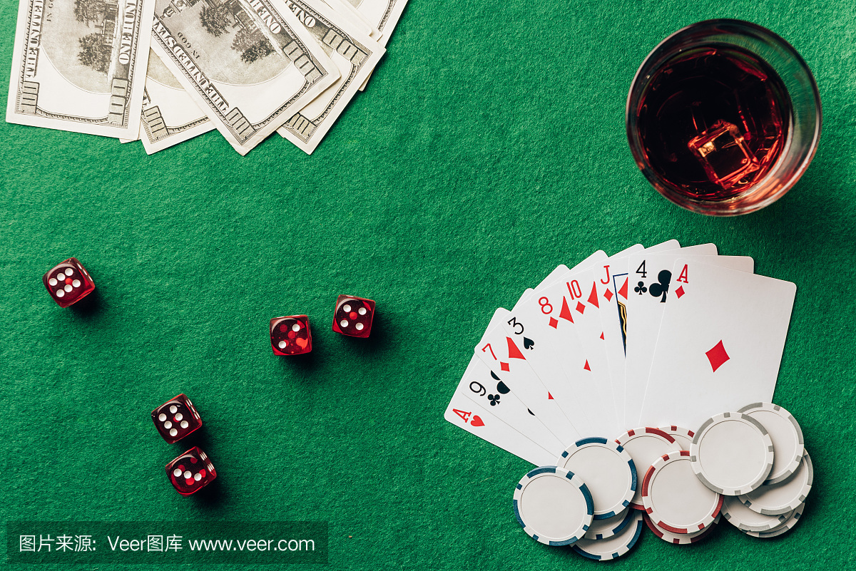 与卡和赌场桌上的骰子赌博概念