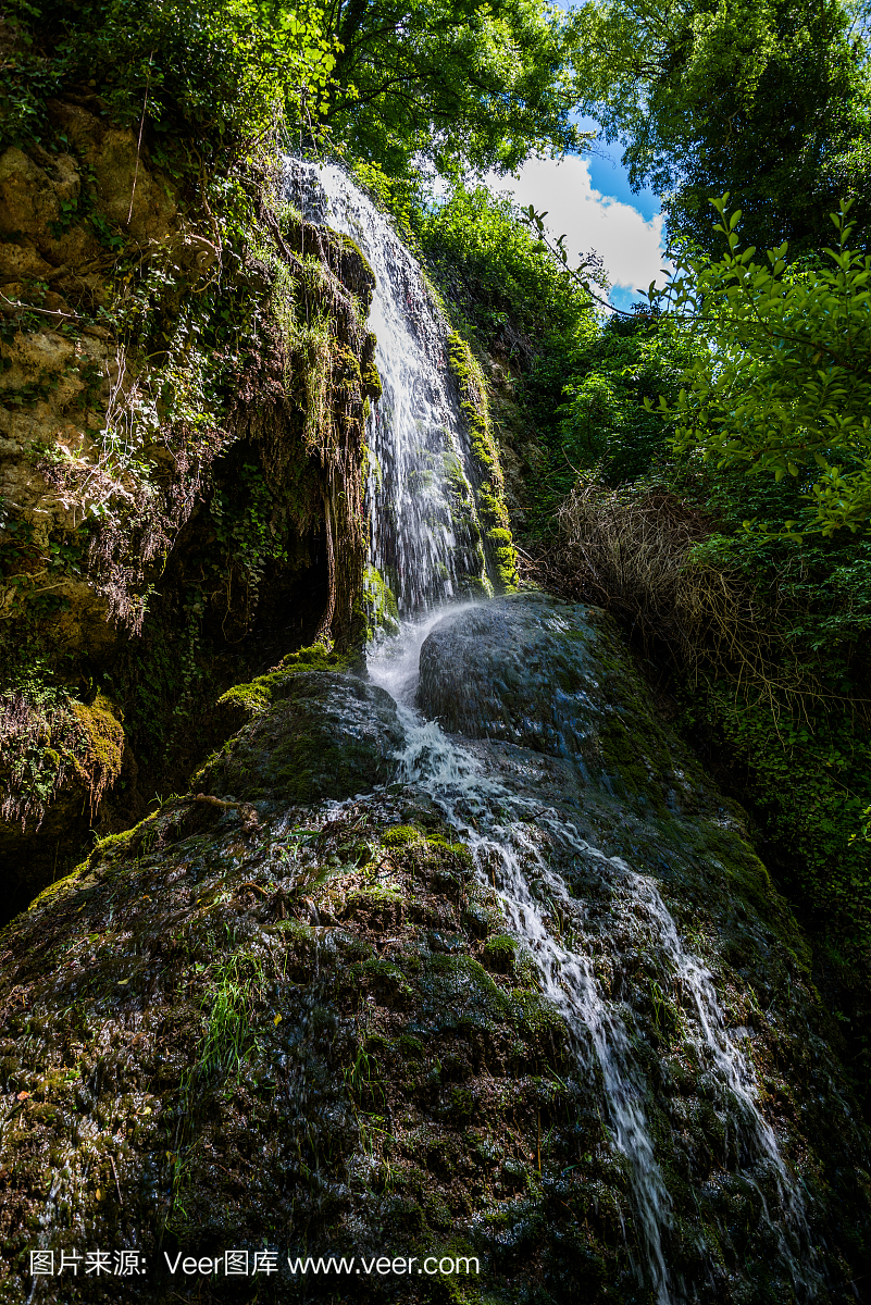 瀑布从石头修道院,萨拉戈萨,西班牙。