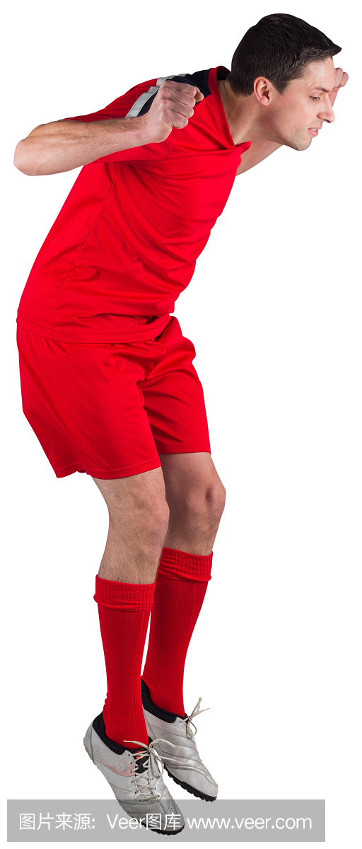 适合的足球运动员跳起来