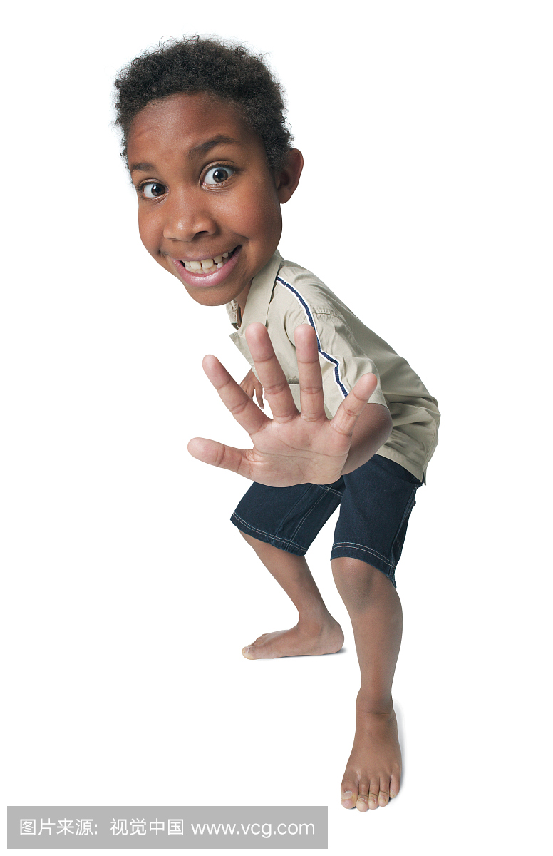 一个年轻可爱的非洲裔美国男孩的照片漫画短裤