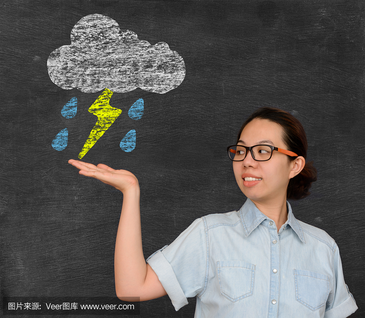 亚洲女子在黑板上显示暴风雨天气预报标志