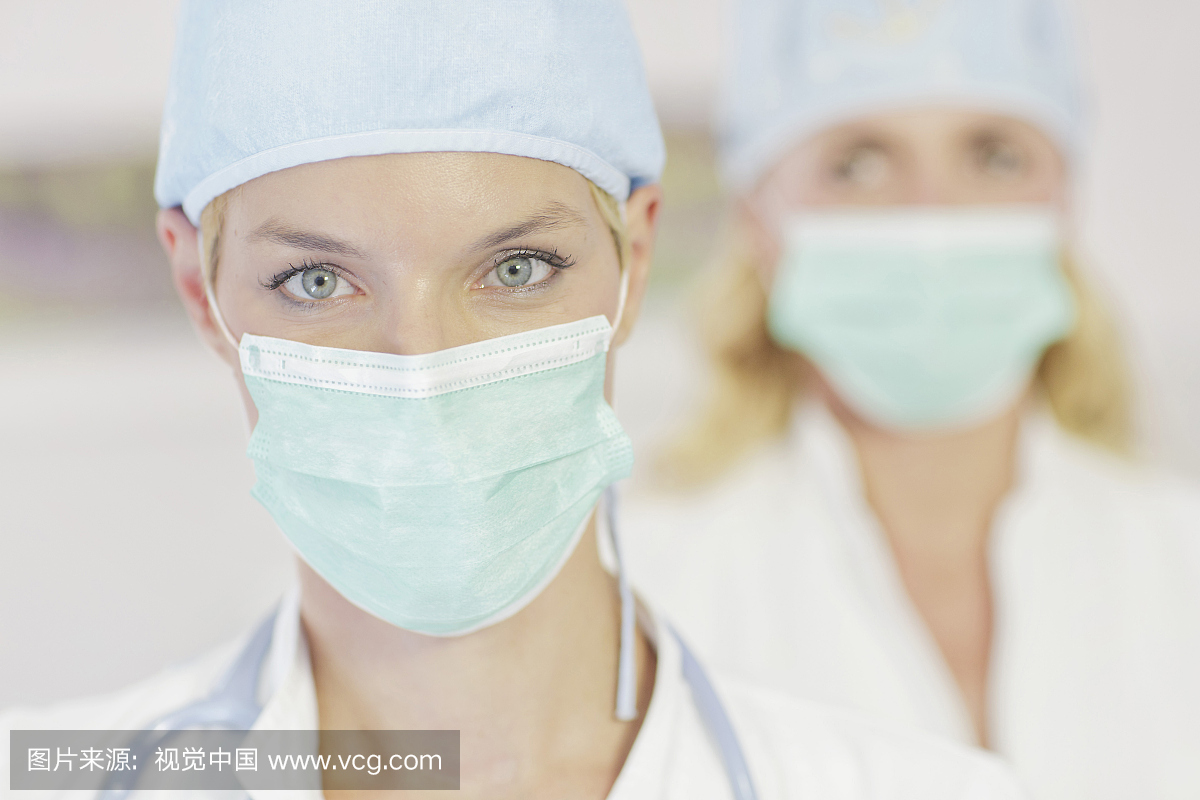 医生和护士佩戴外科口罩