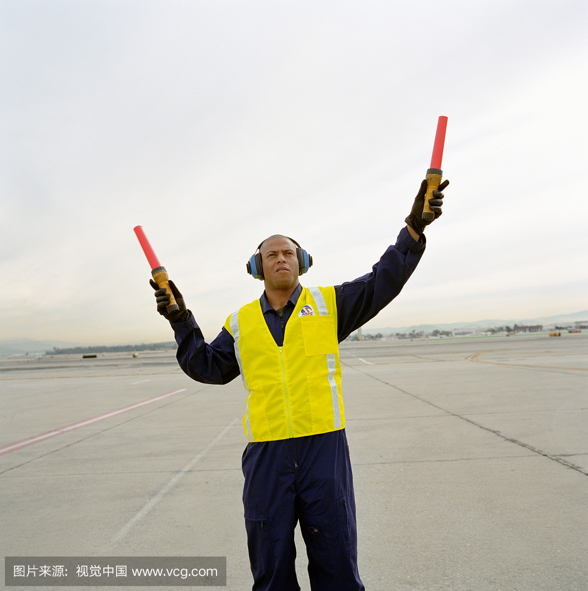 机场地勤人员指挥飞机