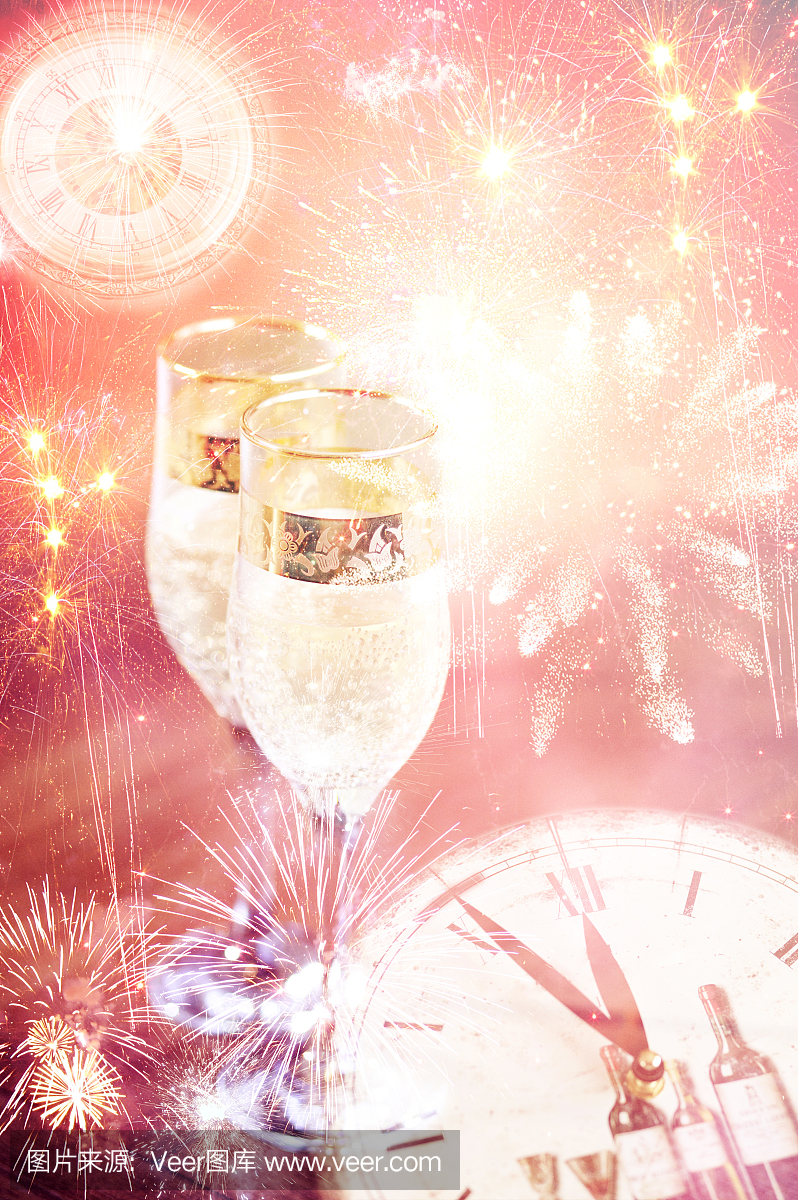 老式的香槟杯和午夜时钟。新年快乐