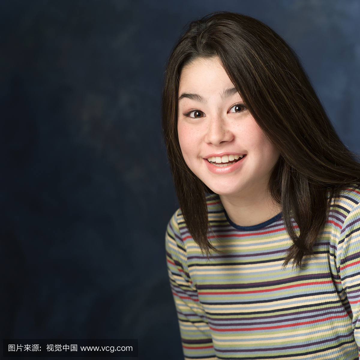 一张爱女脱衣服的亚洲穿着的肖像,她在少女上相机生笔买图片