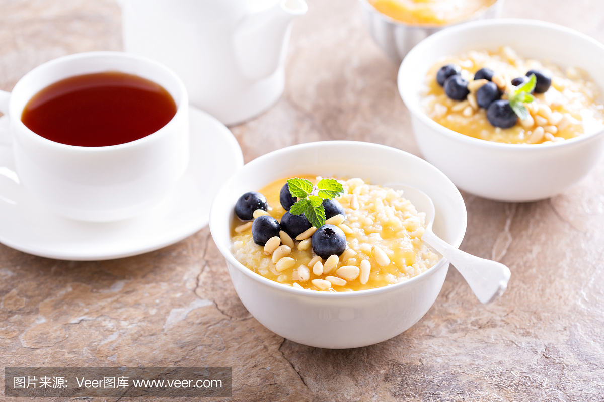 煮熟的小米粥,柠檬凝乳和蓝莓