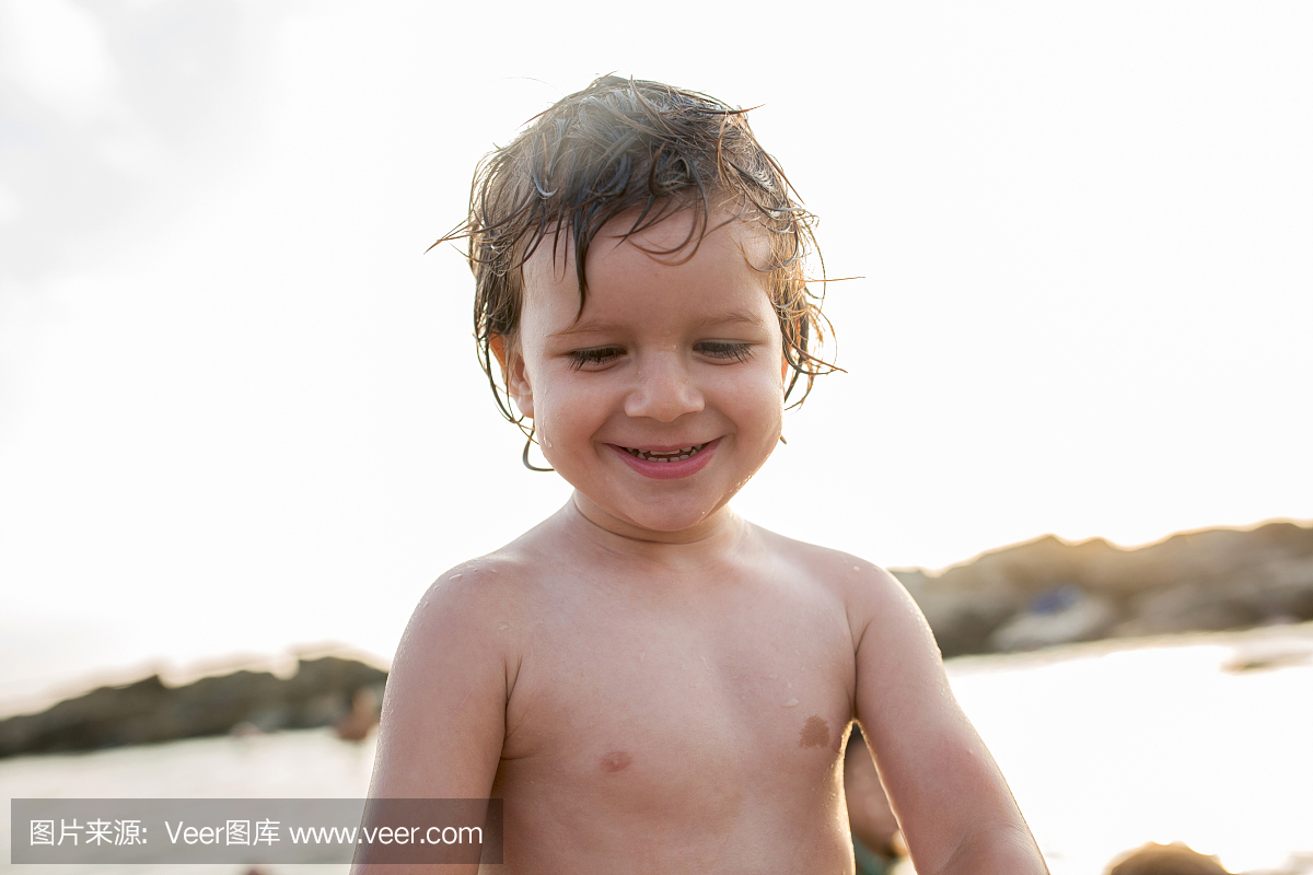 快乐的小男孩,在夏日,湿头发。