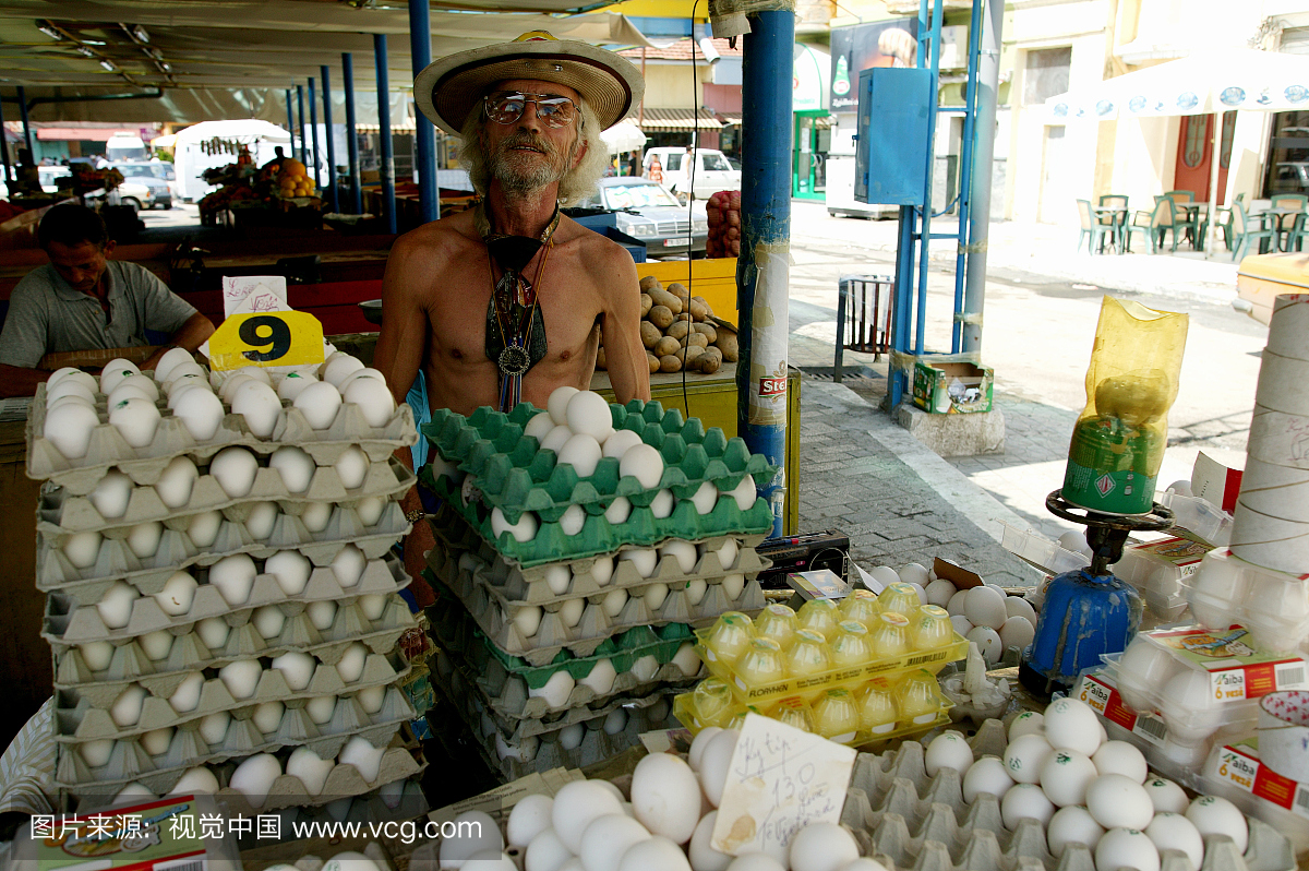 供应商在中央市场销售鸡蛋。