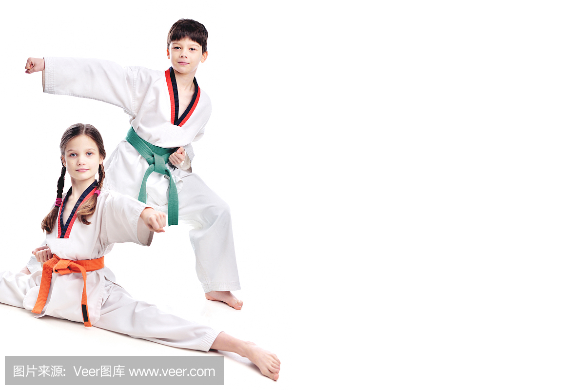 两名儿童运动员武术跆拳道训练