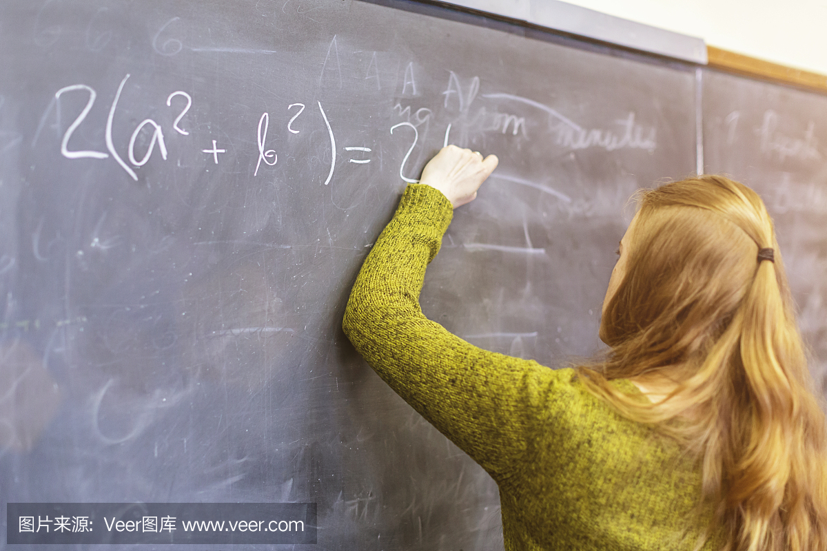 女学生在黑板上写数学公式